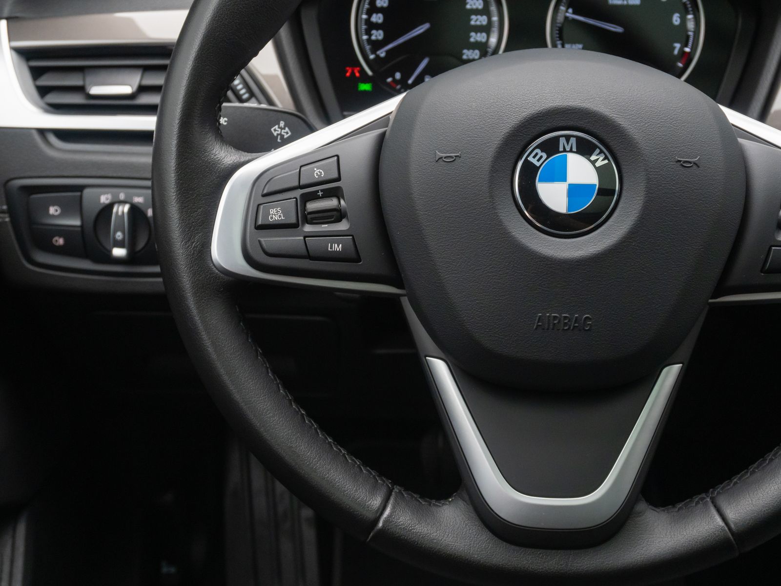 Fahrzeugabbildung BMW X1 sD18i xLine Panoram Kamera HUD DAB HiFi Alarm