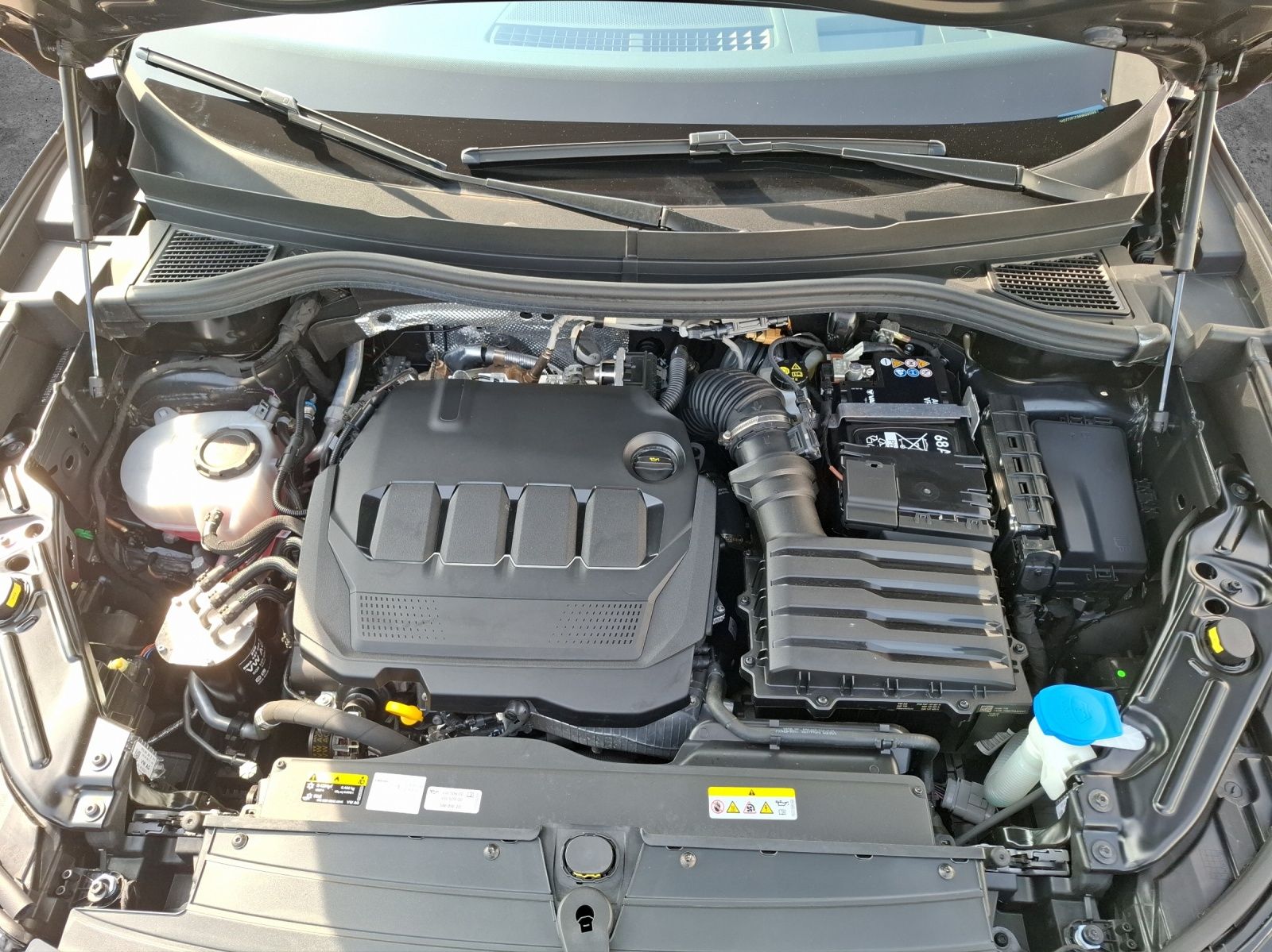 Fahrzeugabbildung Volkswagen Tiguan TDI Elegance DSG Matrix STH AHK Navi Pano