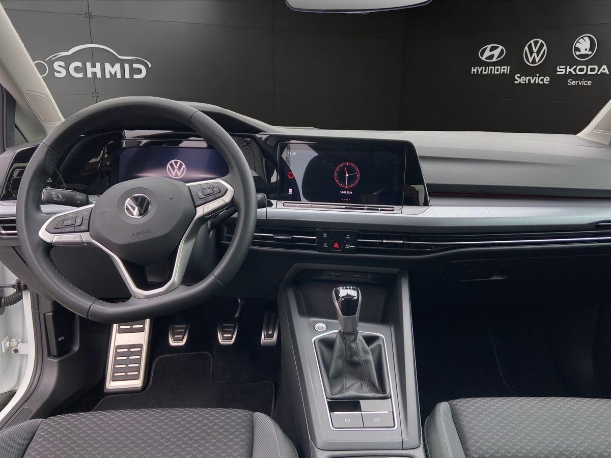 Golf VIII 1.5 TSI 6-Gang Matrix-LED StHz Panoram