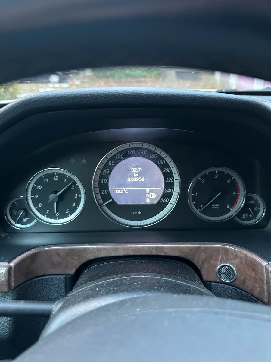 Mercedes-Benz E350 2011 — photo 11
