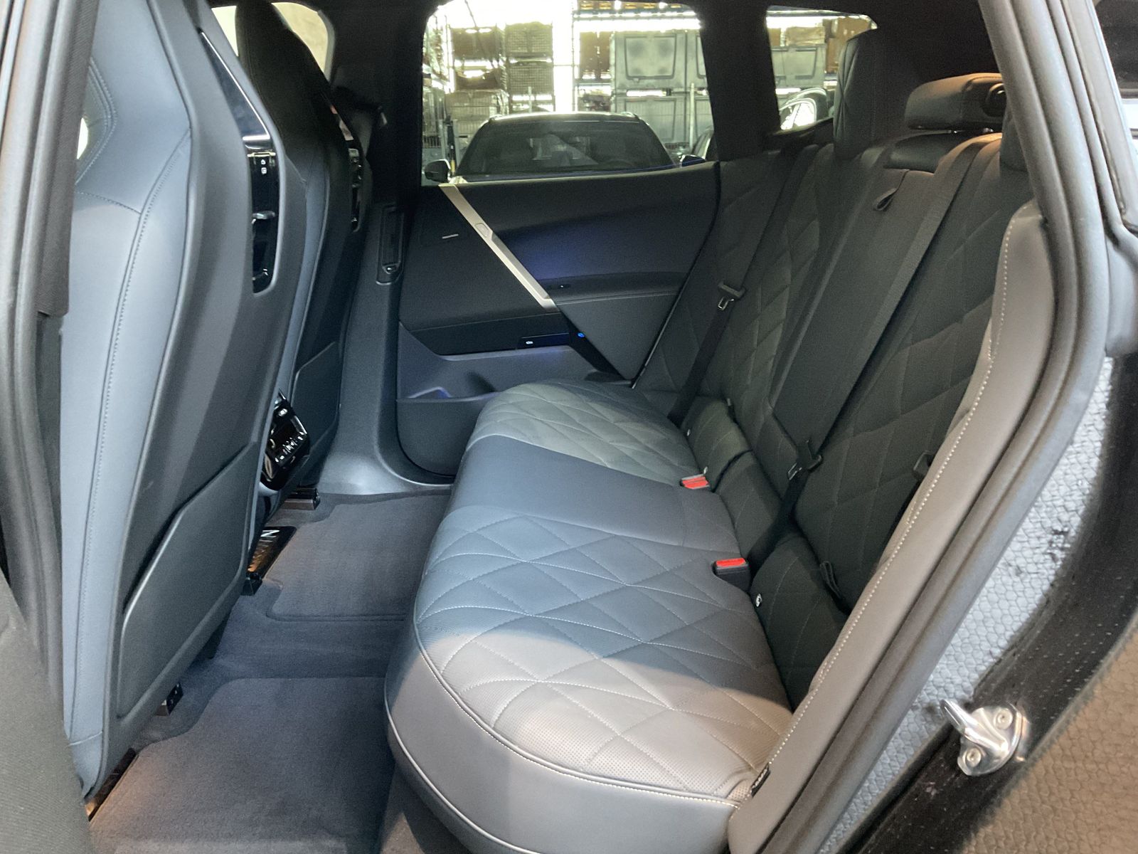 Fahrzeugabbildung BMW iX xDrive50 Sportpaket HK HiFi Pano.Dach AHK