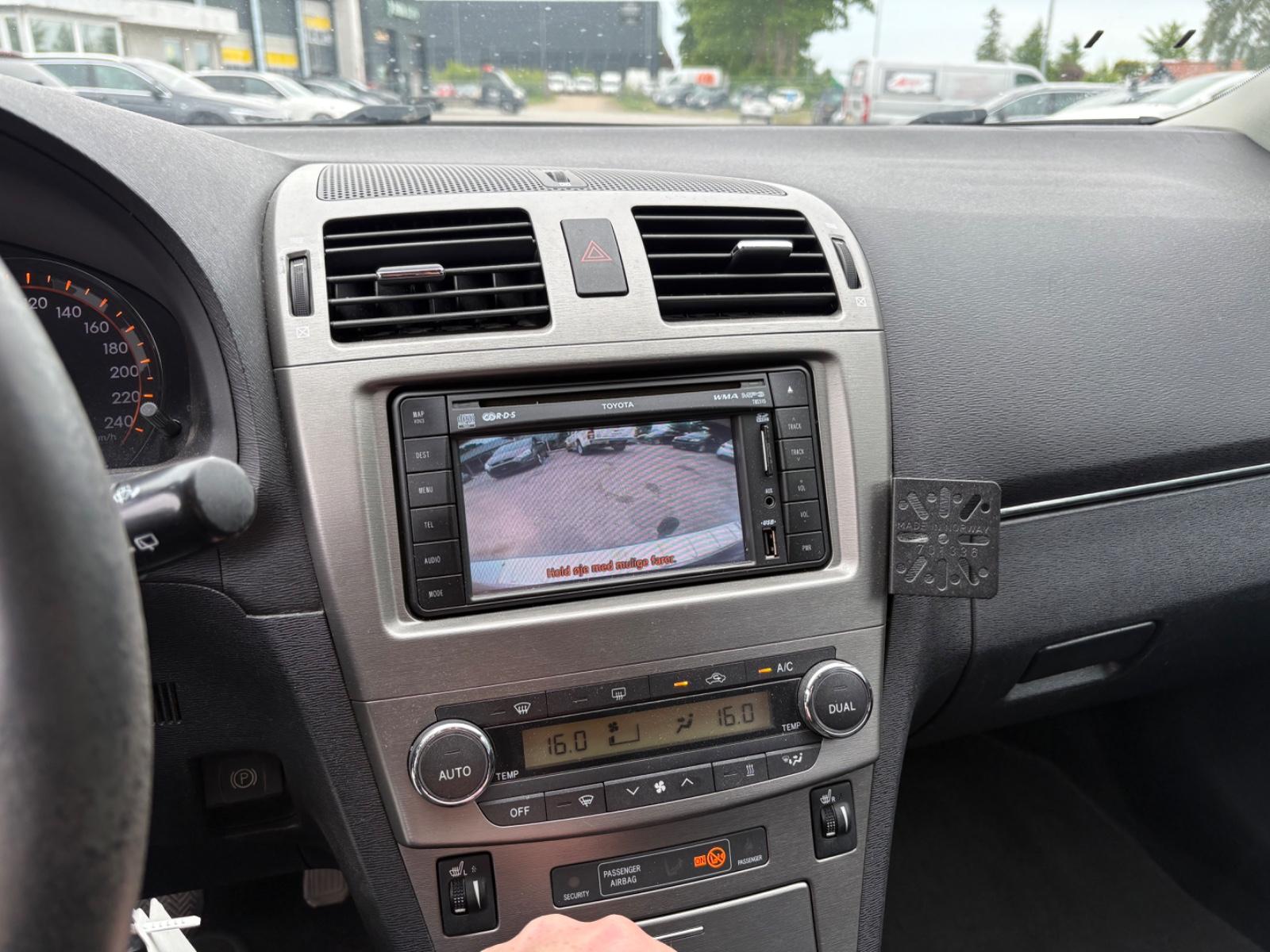 Toyota Avensis 2011 — photo 10