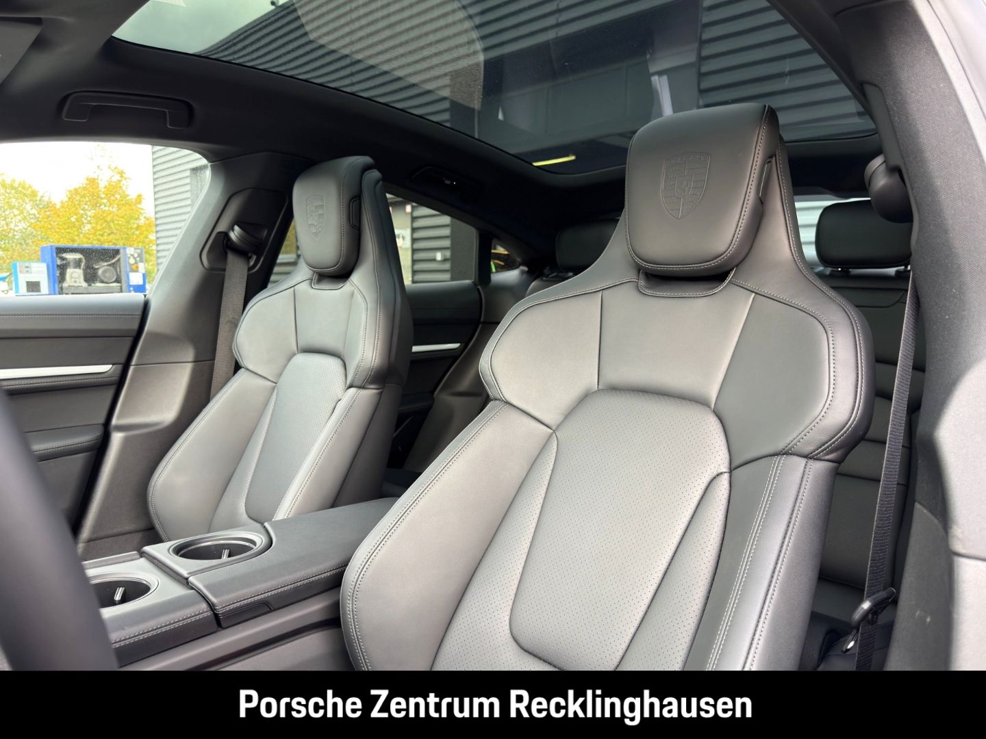 Porsche Taycan Black Edition SportDesign Paket Luftfeder foto 5