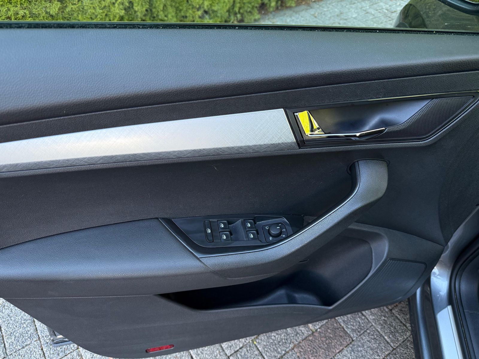 Fahrzeugabbildung SKODA Karoq 1.5 TSI Ambition LED+KAMERA+VIRT+CARPL+DAB