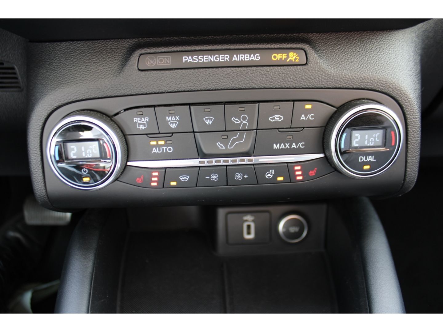 Fahrzeugabbildung Ford Focus Turnier Vignale ACC LED TWA Pano AHK RFK W