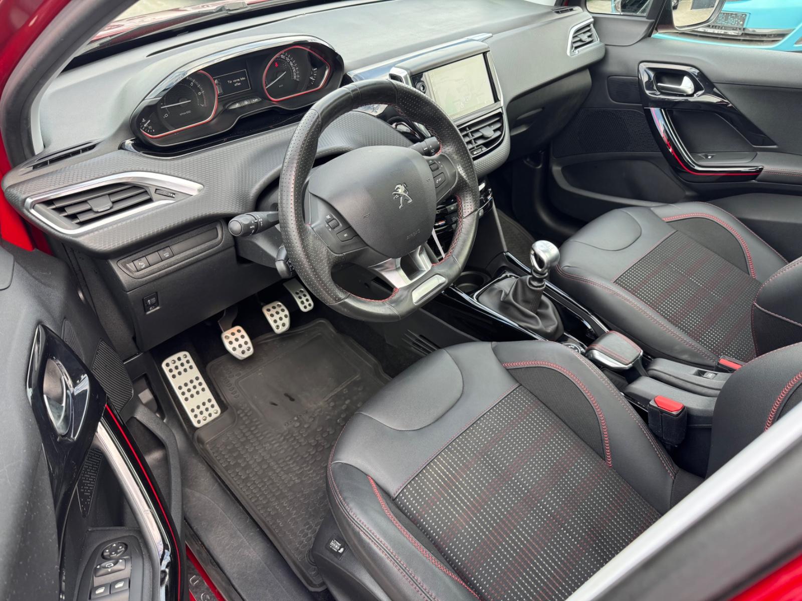 Peugeot 2008 GT-Line 1,2 96 kW /Navi / Panorama-Dach/LED