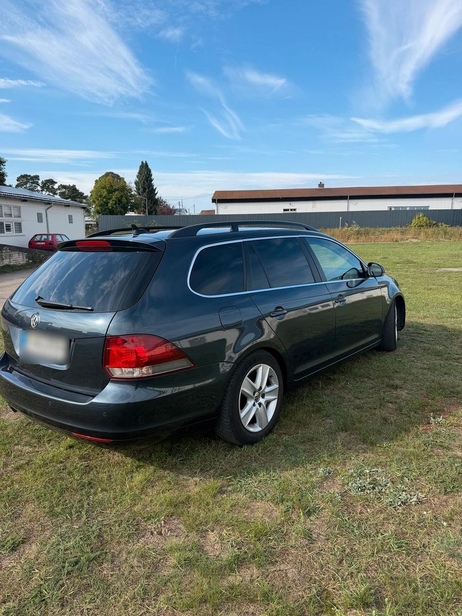 Volkswagen Golf 2010 — салон