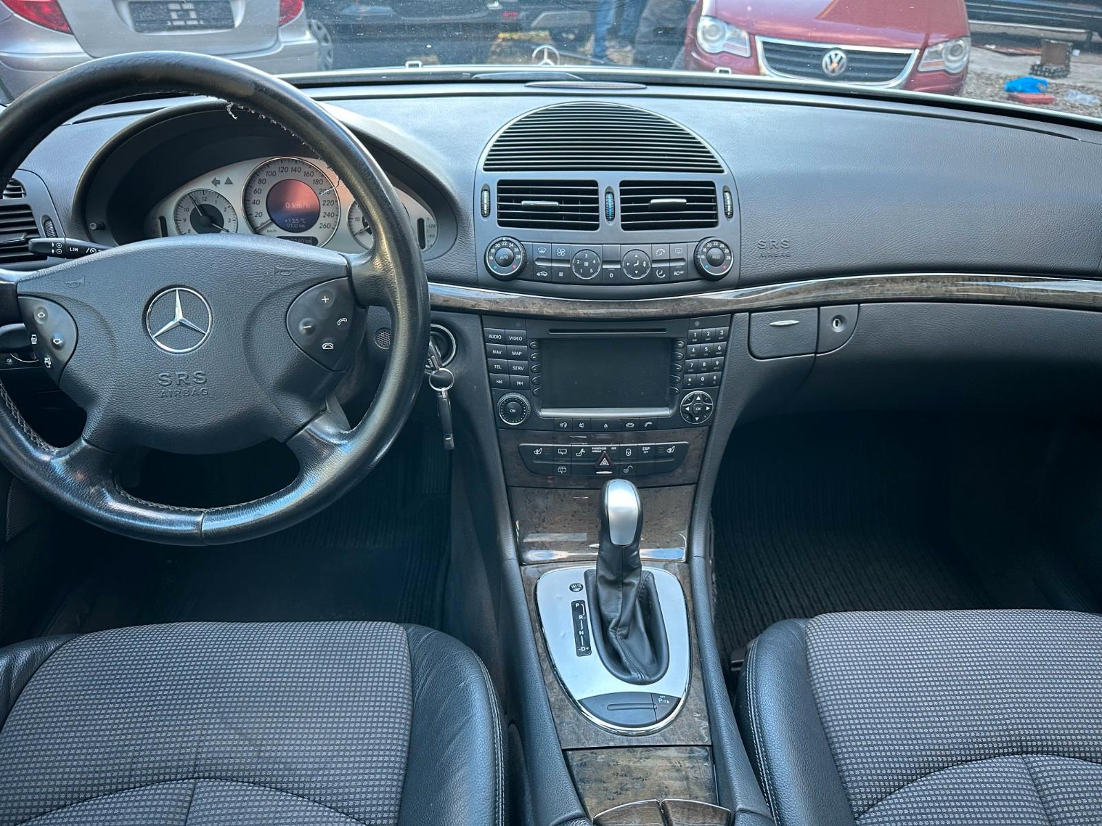 Mercedes-Benz E200 2004 — photo 9