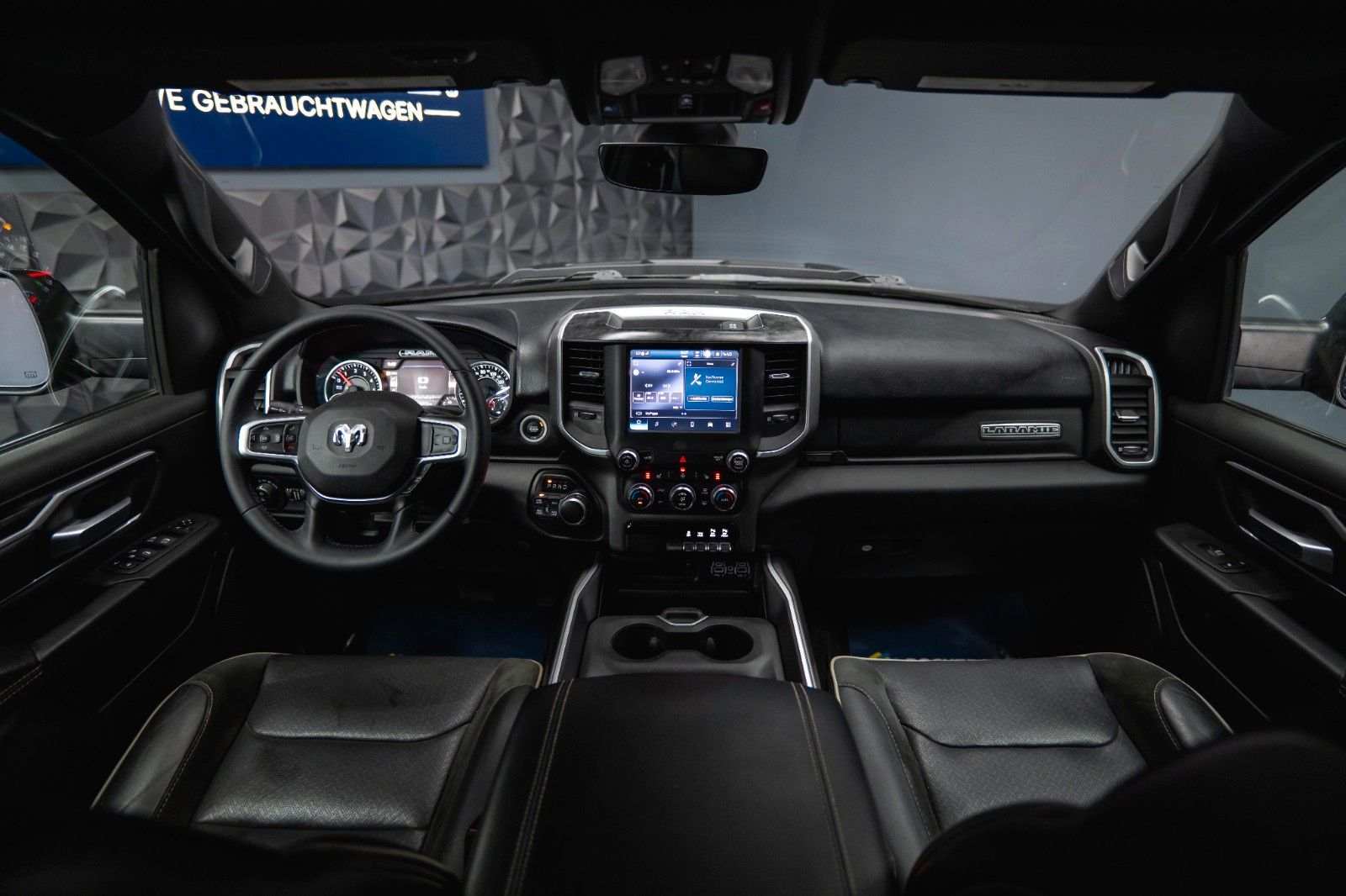 Fahrzeugabbildung Dodge RAM 5.7 V8 HEMI 4x4 Night LARAMIE LONGBED 19%