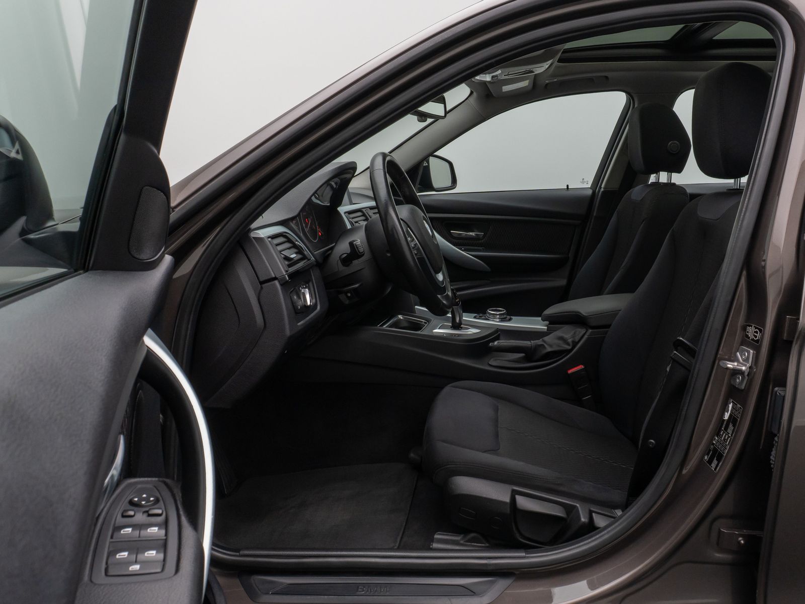 Fahrzeugabbildung BMW 320d GeschwindigReg HUD HiFi Xenon AHK Panorama
