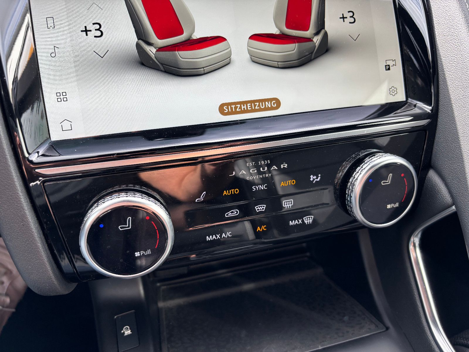 Fahrzeugabbildung Jaguar E-PACE R-Dynamic/AWD/PANORAMA/KAMERA/MERIDIAN