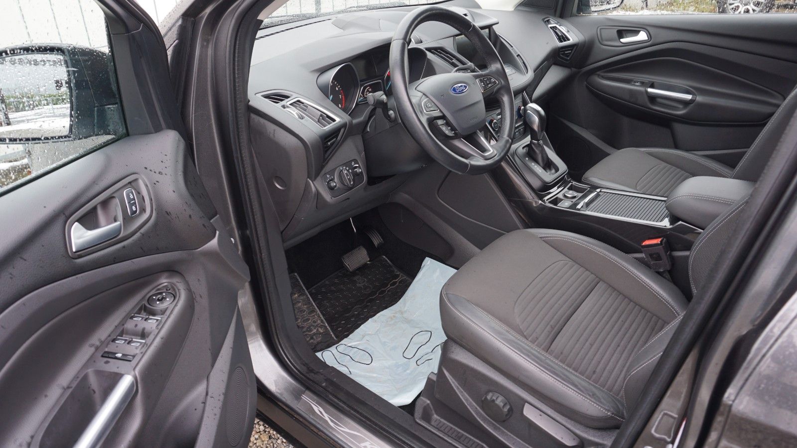 Fahrzeugabbildung Ford Kuga Titanium, Navi, Allrad, PDC, LED