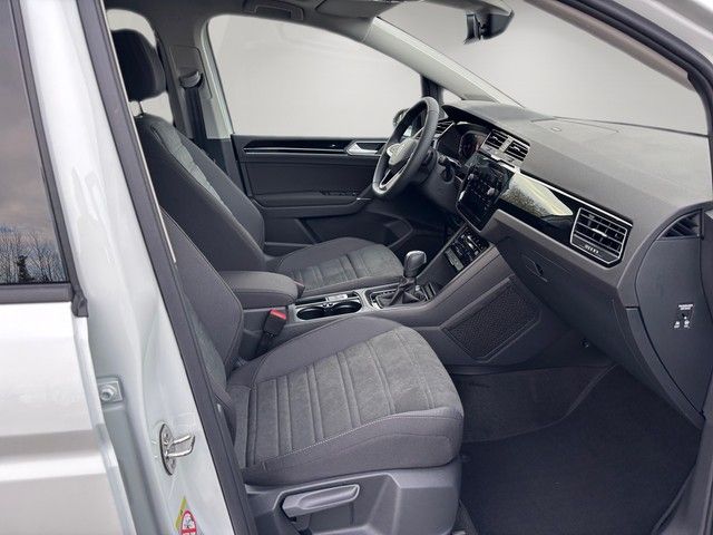 Fahrzeugabbildung Volkswagen Touran 1.5TSI DSG Highline 7-Sitz+STDHZ+AHK+PANO