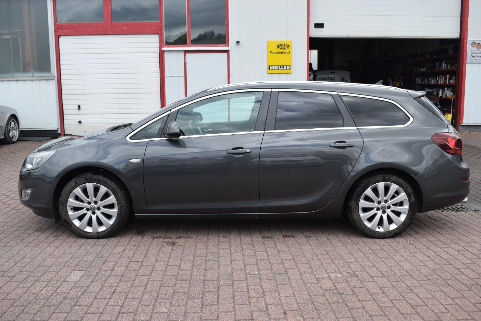 Opel Astra 2011 — rear view