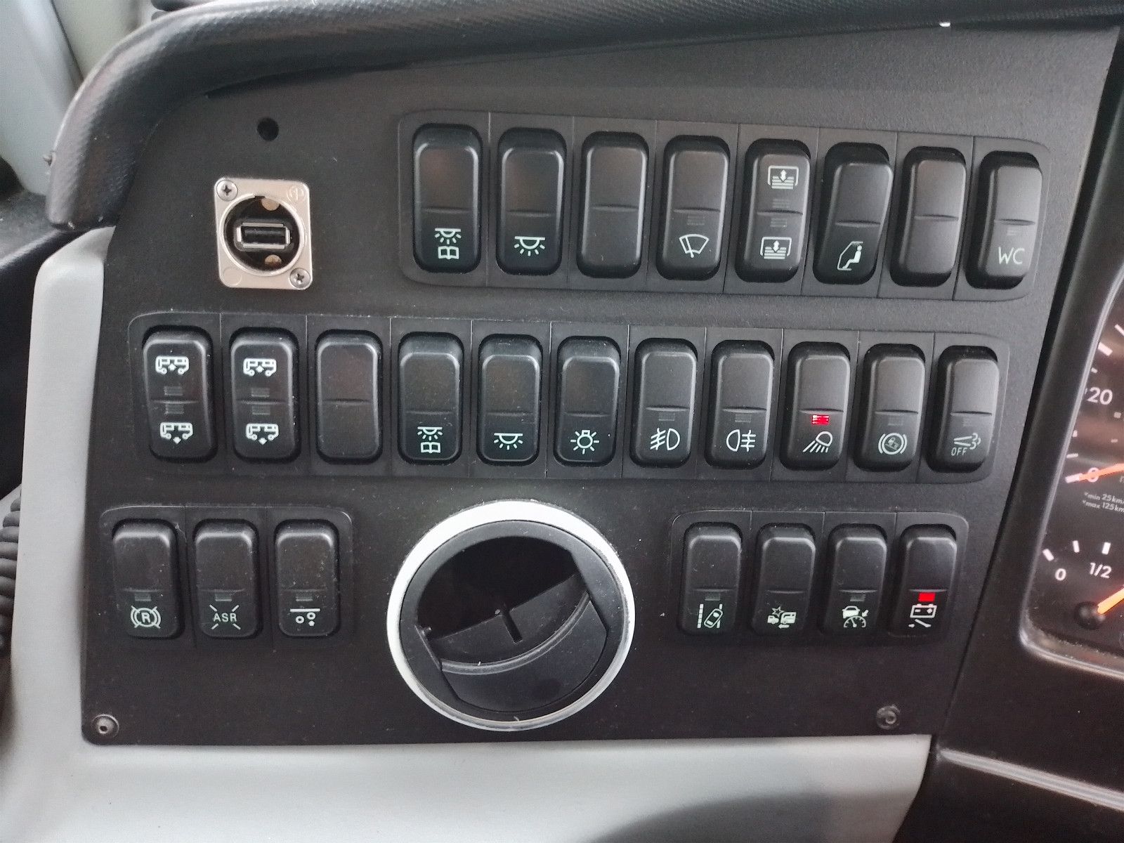 VANHOOL  2018 - Image 15 of 50