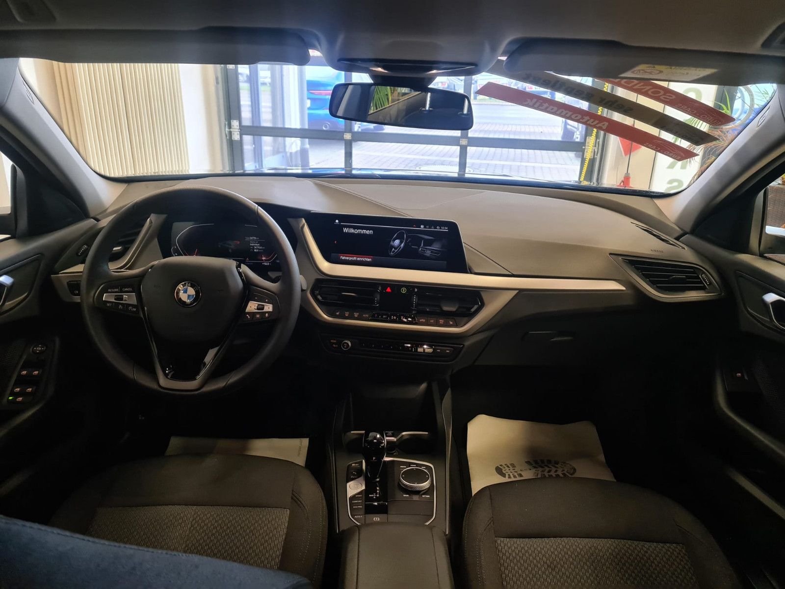 Fahrzeugabbildung BMW 118i Advantage / 1. Hand / LED / NAVI