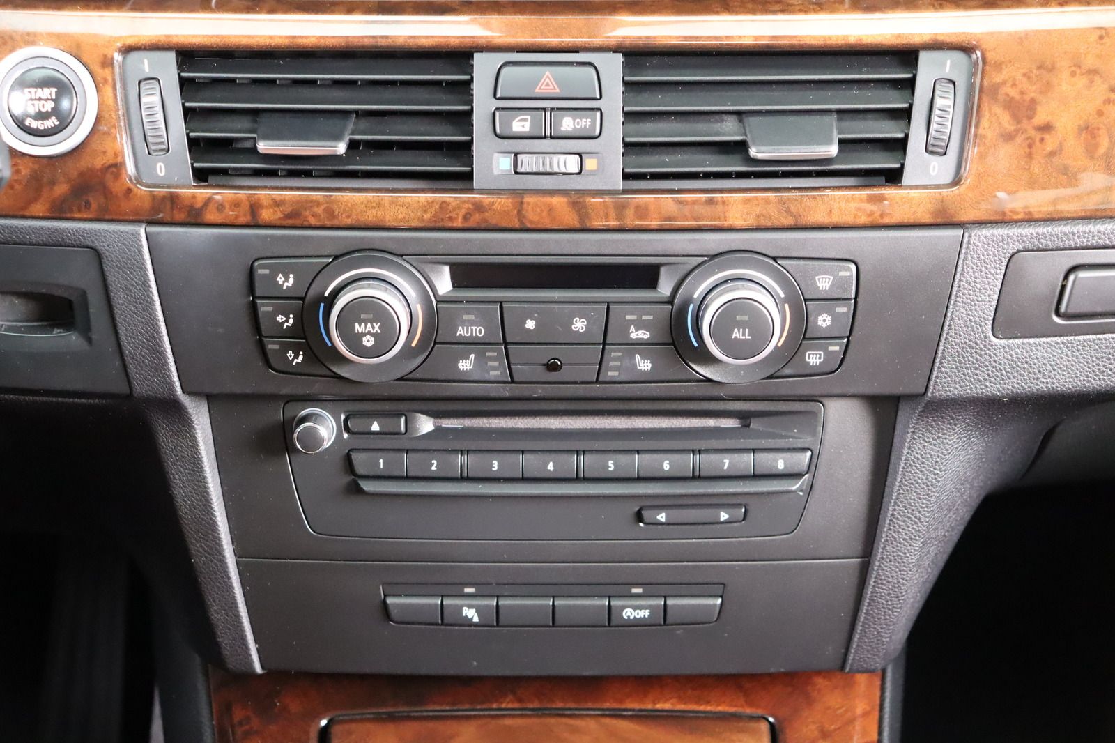 Fahrzeugabbildung BMW 318 i Touring * Xenon * Leder * Pano *