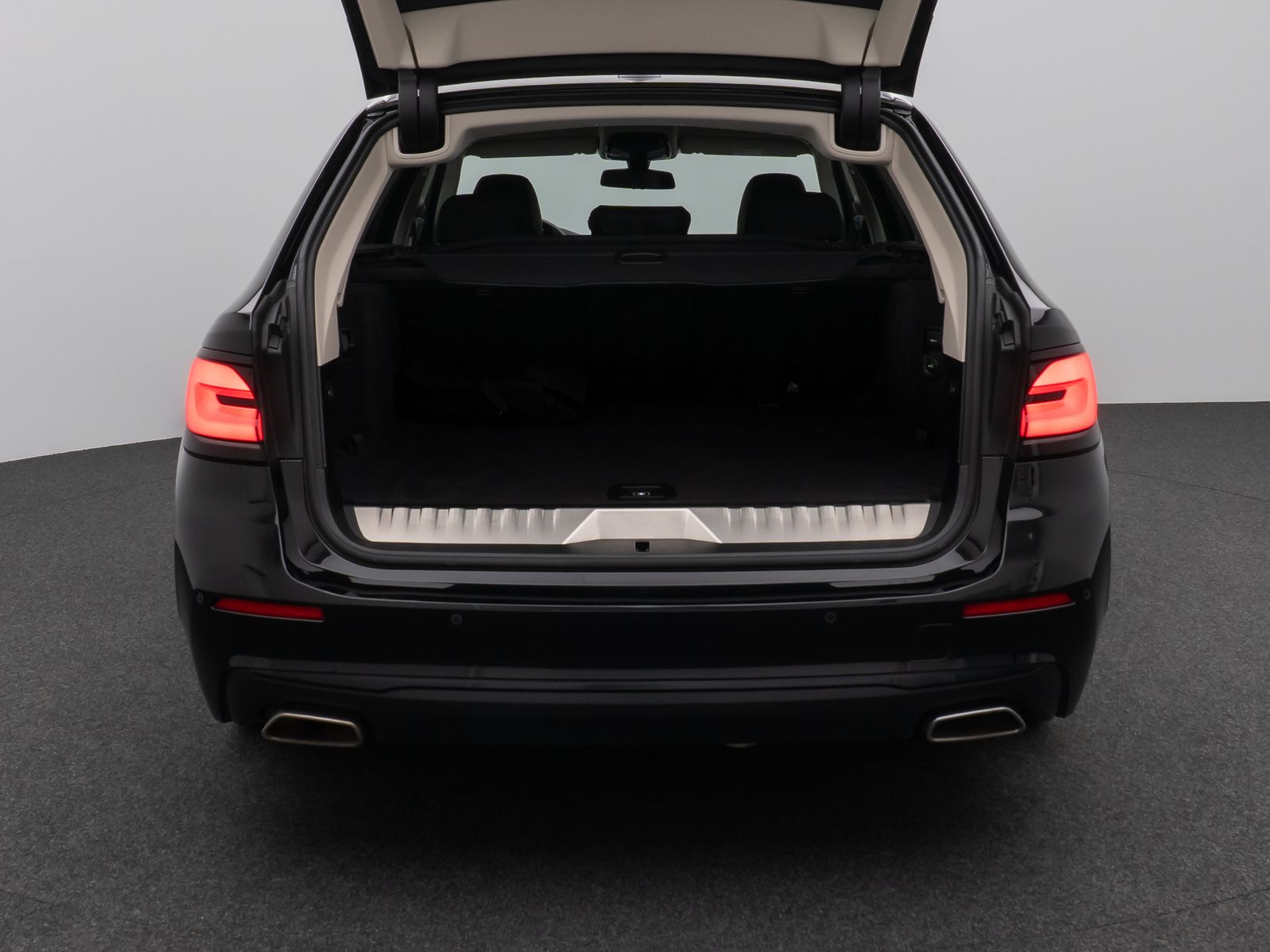 Fahrzeugabbildung BMW 530e Kamera Laser HUD DAB AHK Komfort AlarmLeder