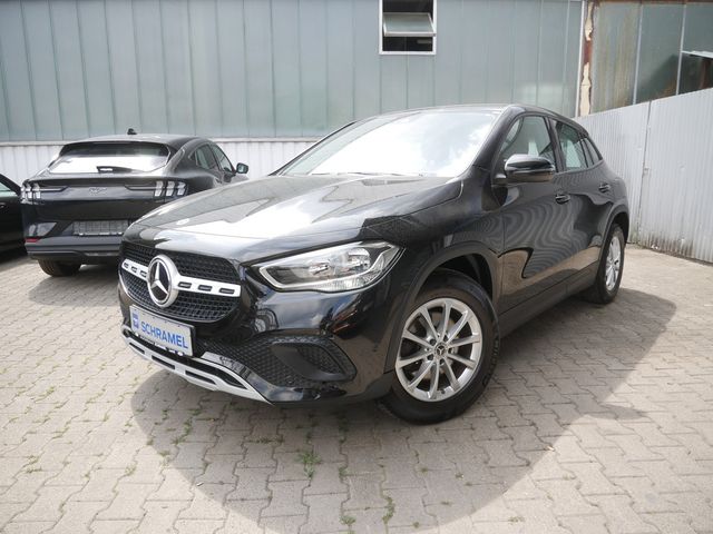 MERCEDES-BENZ GLA 200 KLIMA PDC SHZ RÜCKFAHRKAMERA NAVI