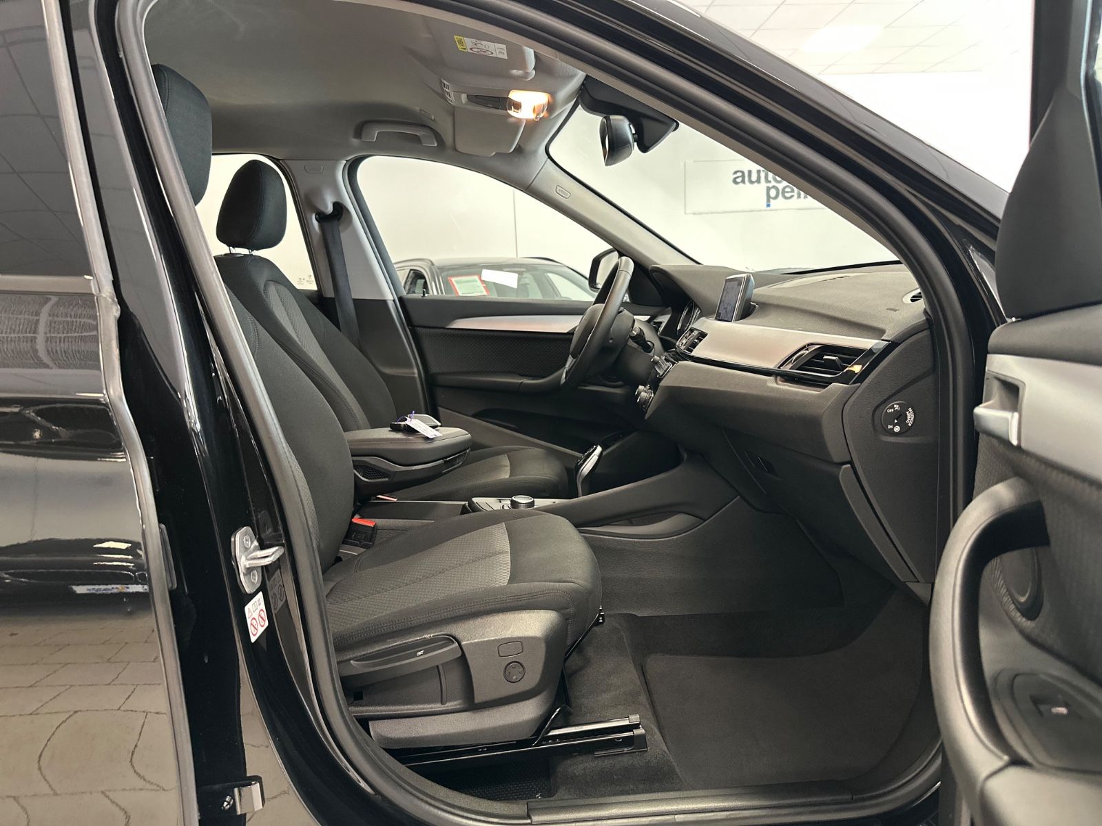 BMW X1 sDrive 18d Advantage Aut/Navi/SitzHz/Tempomat foto 25