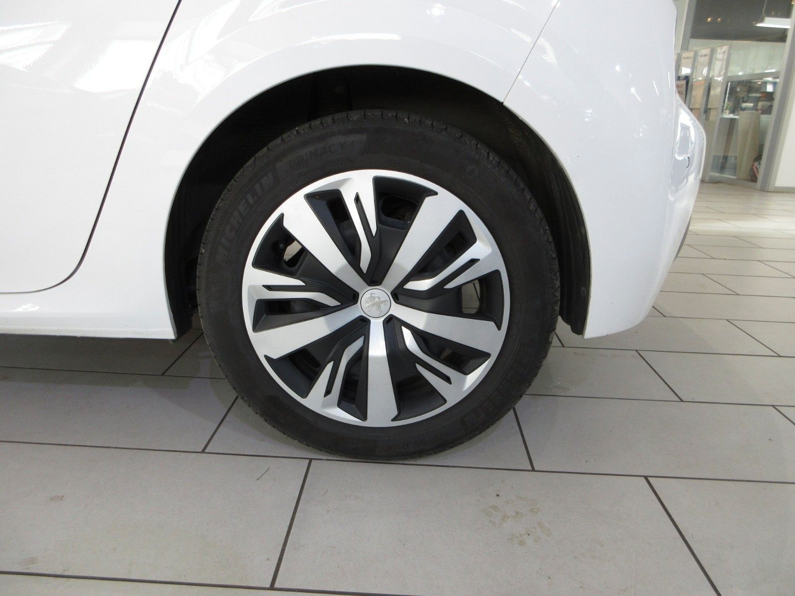 Fahrzeugabbildung Peugeot 208 Active 1.2T NAVI/LED/PDC/TEMPOMAT