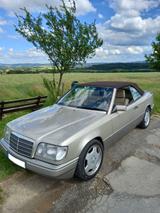 Mercedes-Benz 220 Cabriolet W 124 - Mercedes-Benz 220 mit Benzin-Antrieb: Cabrio