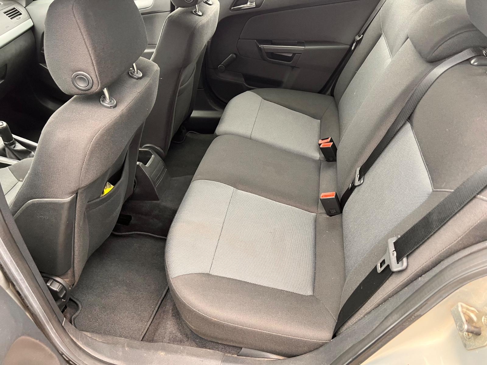 Opel Astra 2005 — photo 17