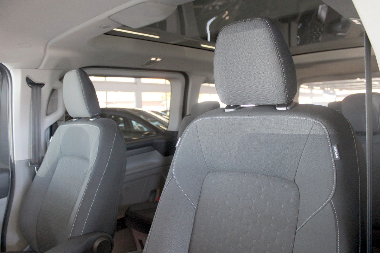 Fahrzeugabbildung Ford Tourneo Custom L2 8-Sitz Titanium Aut. LED PANO
