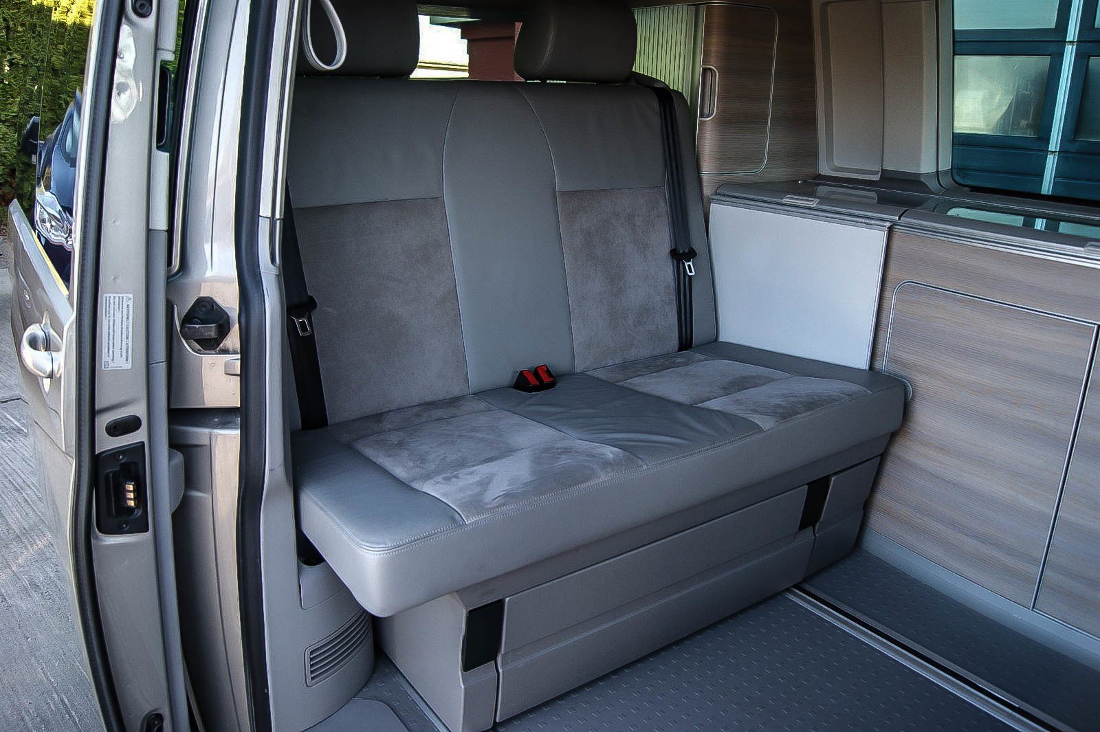 Fahrzeugabbildung Volkswagen T5 California EUROPE 4-Motion 20TDI AUFSTELLDACH