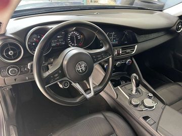 Alfa-Romeo Giulia - 7
