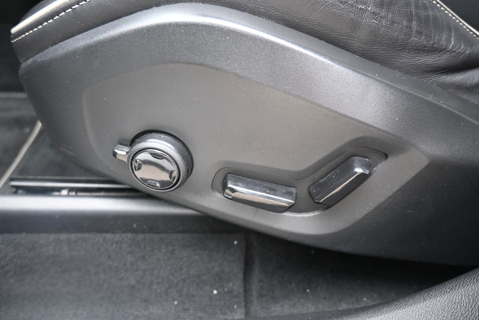 Fahrzeugabbildung Volvo XC60 B4 D AWD R Design*STDHZG*PANO*RFK*ACC