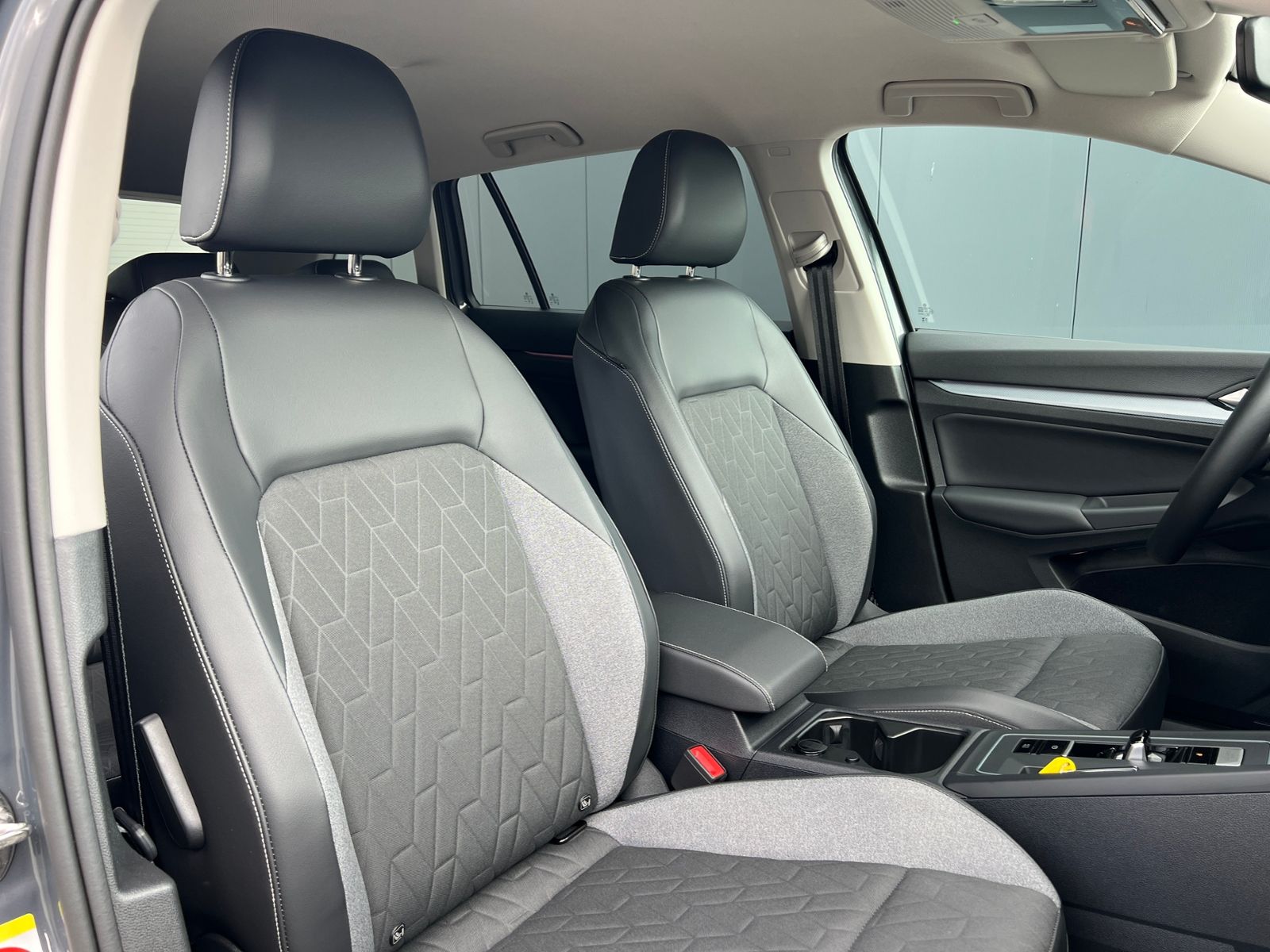 Fahrzeugabbildung Volkswagen Golf VIII Variant GOAL 1.5 eTSI DSG *AHK, LED, N