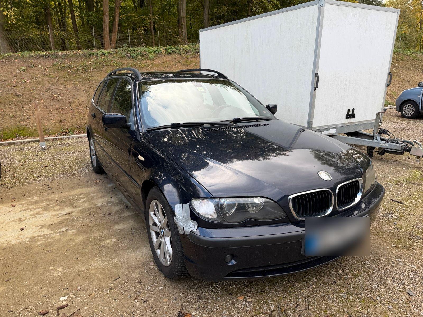 BMW 320 2004 — rear view