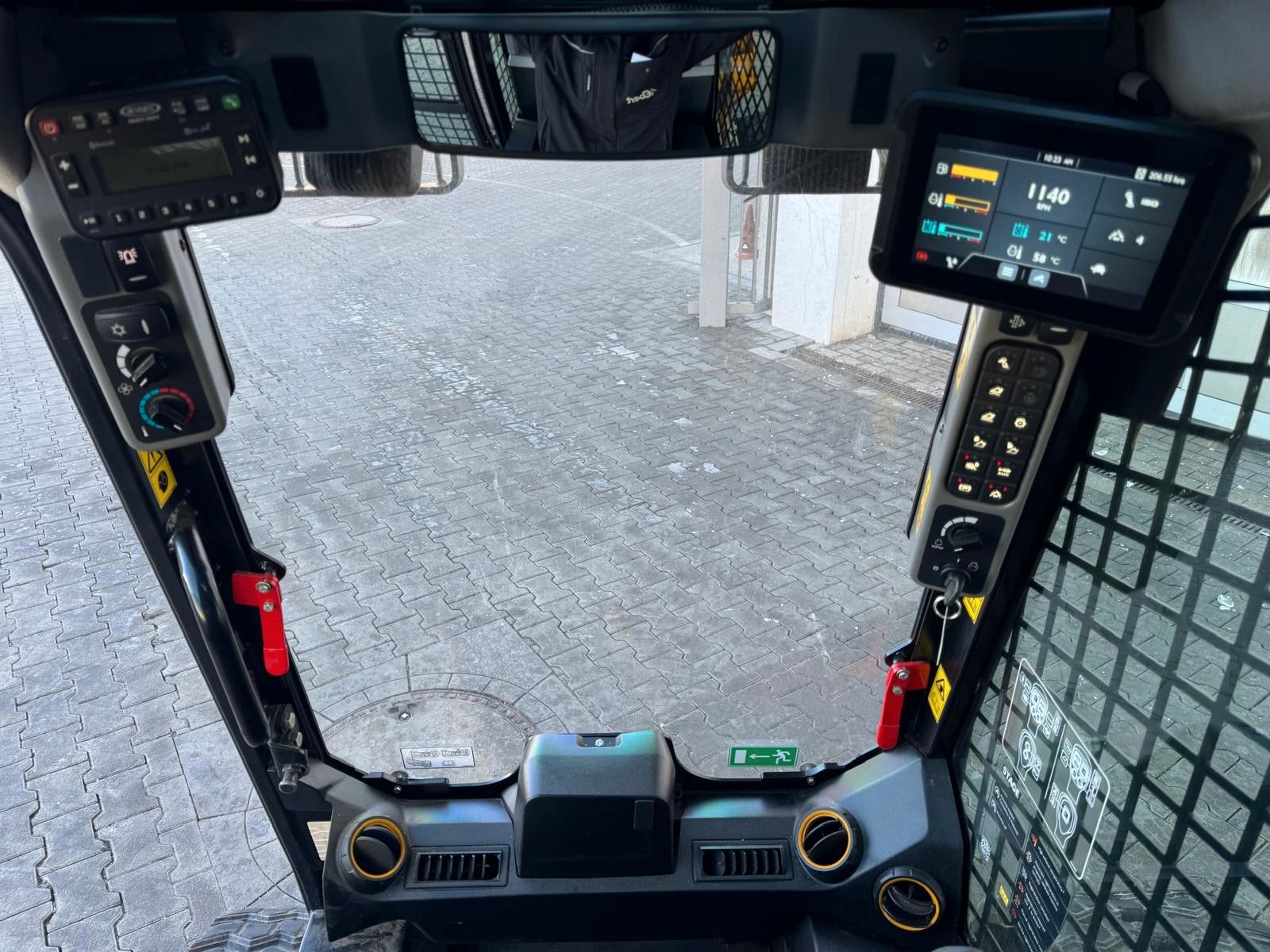 Fahrzeugabbildung JCB 270T S5 / Deltalader / Forst-Kabinenpanzerung