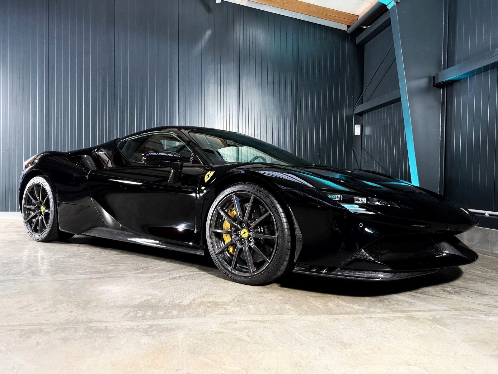 Fahrzeugabbildung Ferrari SF90 Spider + Vollcarbon + Lift + NeroDS1250