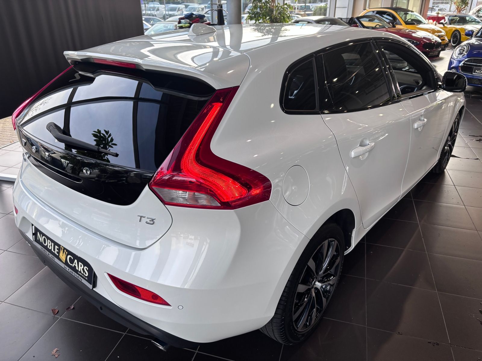 Fahrzeugabbildung Volvo V40 Linje Svart LED NAV SHZ PDC RFK ALU