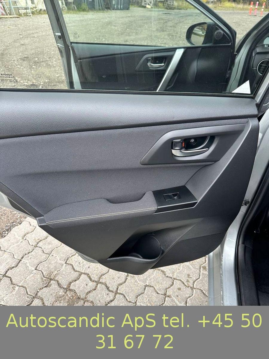 Toyota Auris 2014 — photo 33