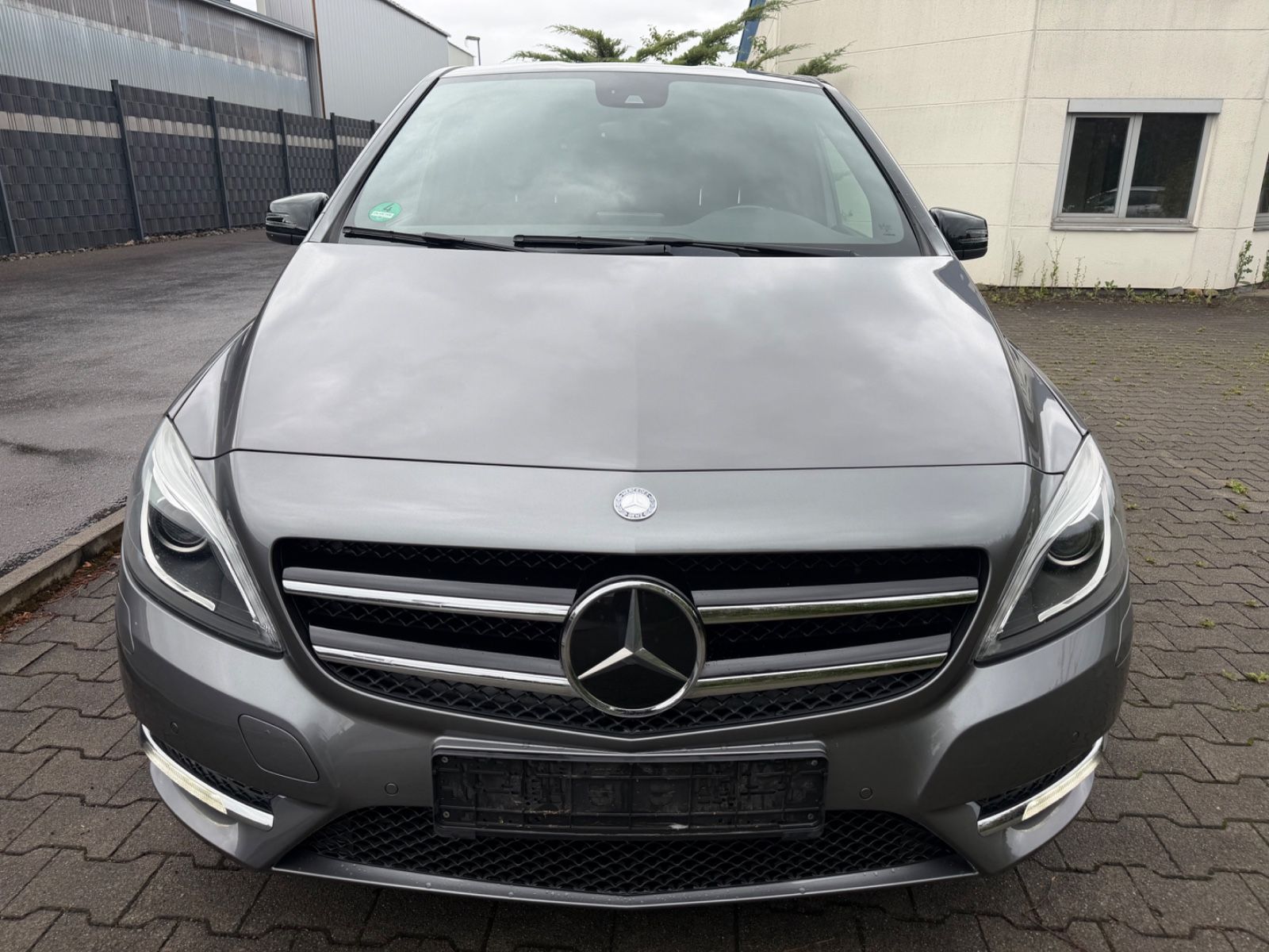 MERCEDES-BENZ B 220