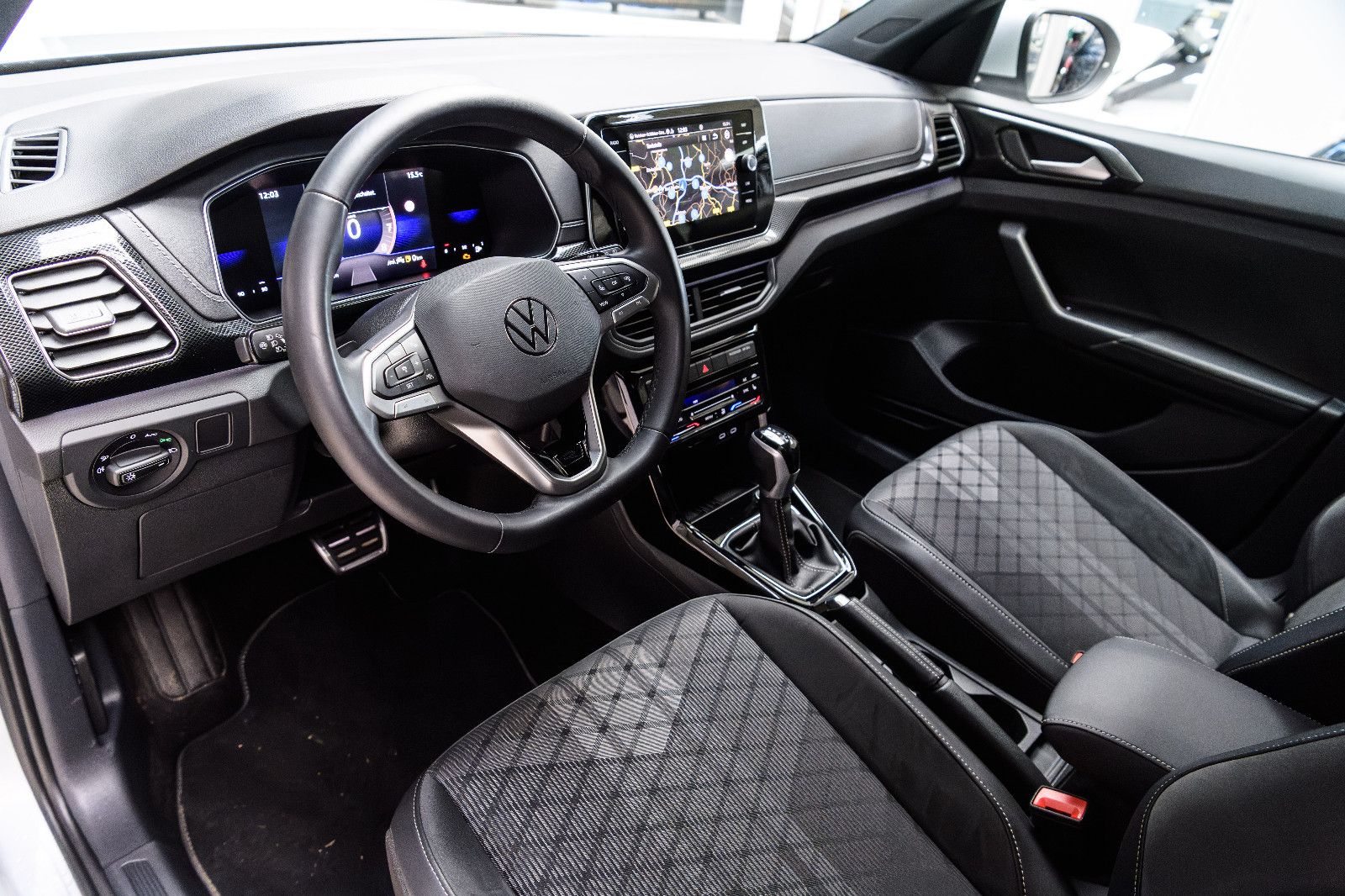 Fahrzeugabbildung Volkswagen T-Cross R-Line 1.5 TSI DSG IQ-LED+AHK+KAMERA+ACC