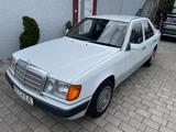 Mercedes-Benz 250 D Automatik 1-Hand Klima Standheizung AHK - Mercedes-Benz 250 mit Diesel-Antrieb: Weiß