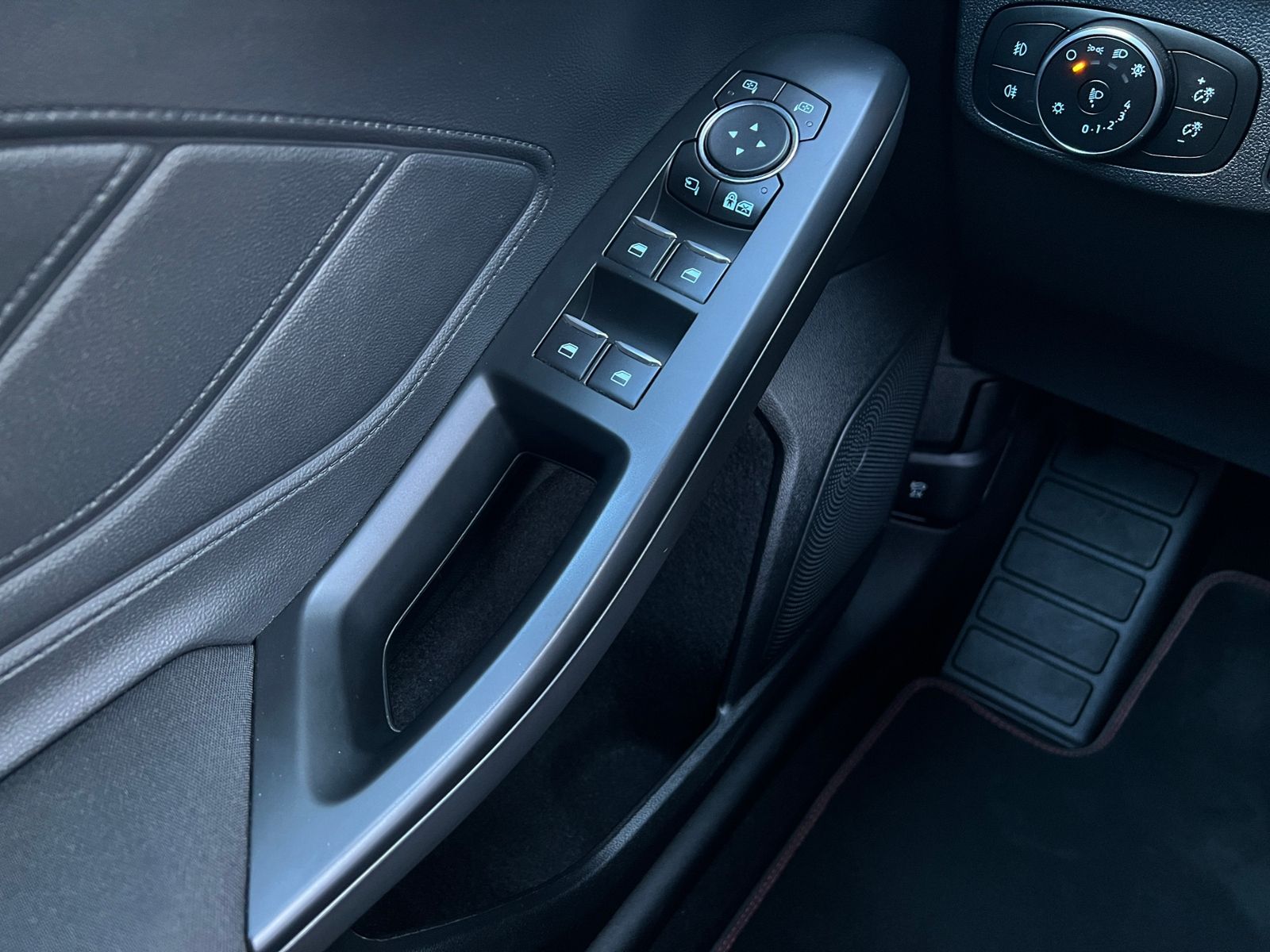 Fahrzeugabbildung Ford Focus Turnier ST-Line X 1.0 EcoBoost Hybrid *AHK