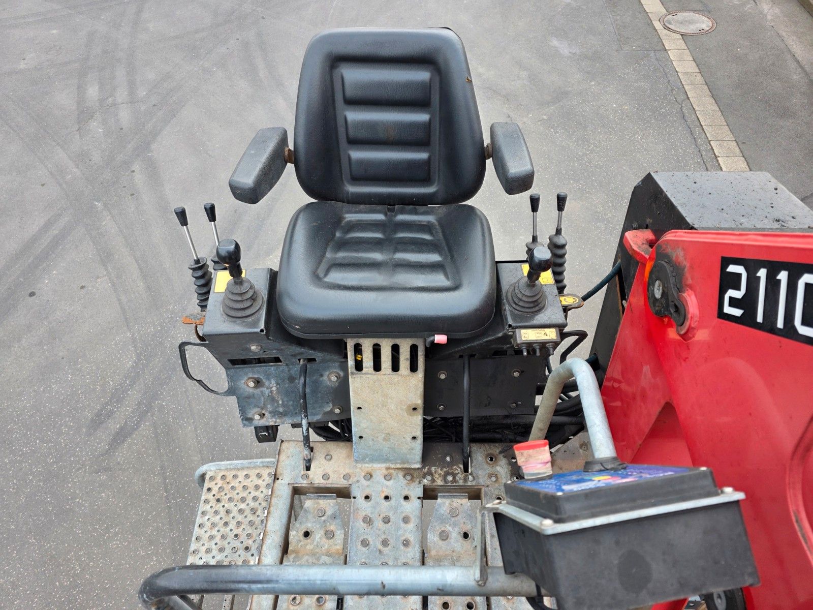 Fahrzeugabbildung Mercedes-Benz Arocs 2545 L 6x2 HMF 2110L Zange Retarder