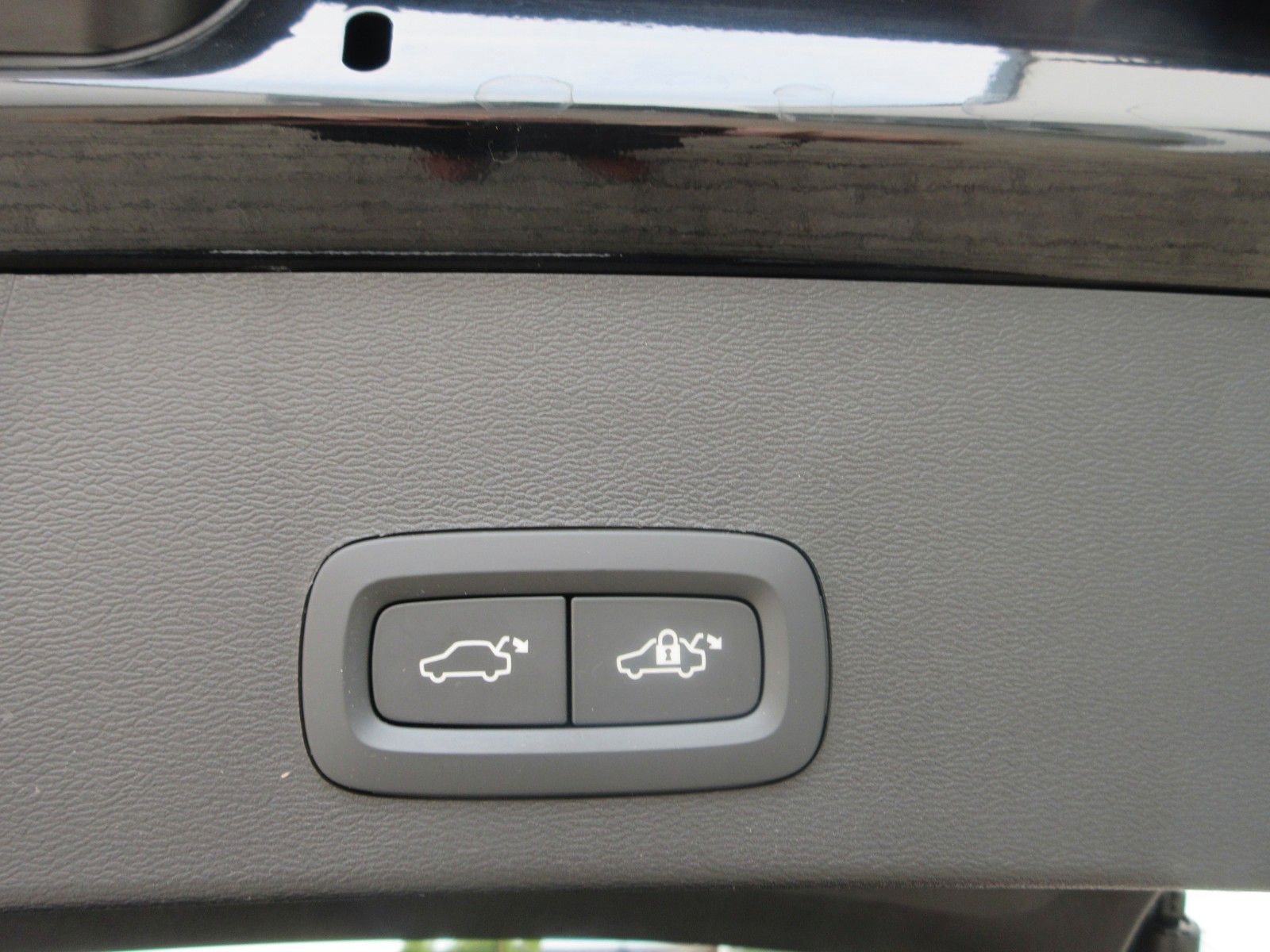 Fahrzeugabbildung Volvo XC 40 Plus Dark 2WD