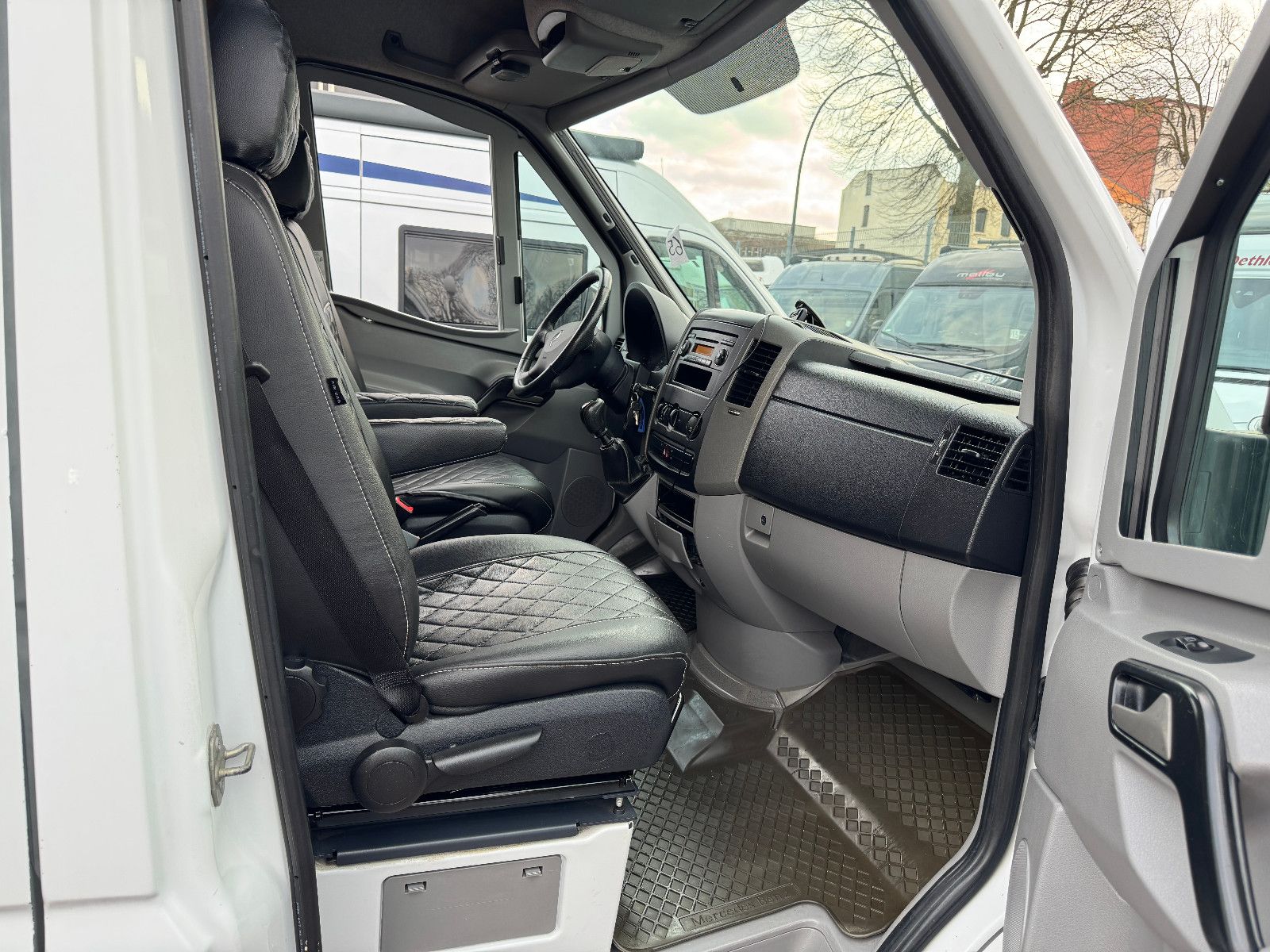 Vehicle image Mercedes-Benz SPRINTER 313 ELBE BOOTS MANUFACTURE