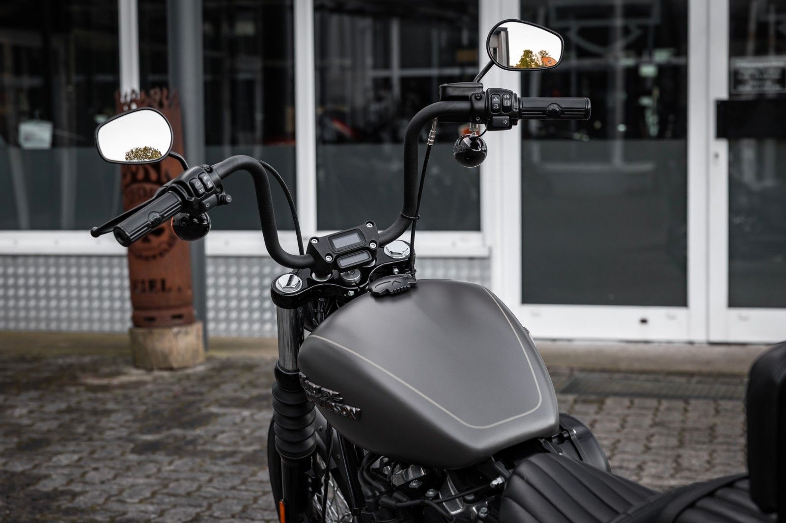Fahrzeugabbildung Harley-Davidson FXBB STREET Bob Softail - JEKILL&HYDE