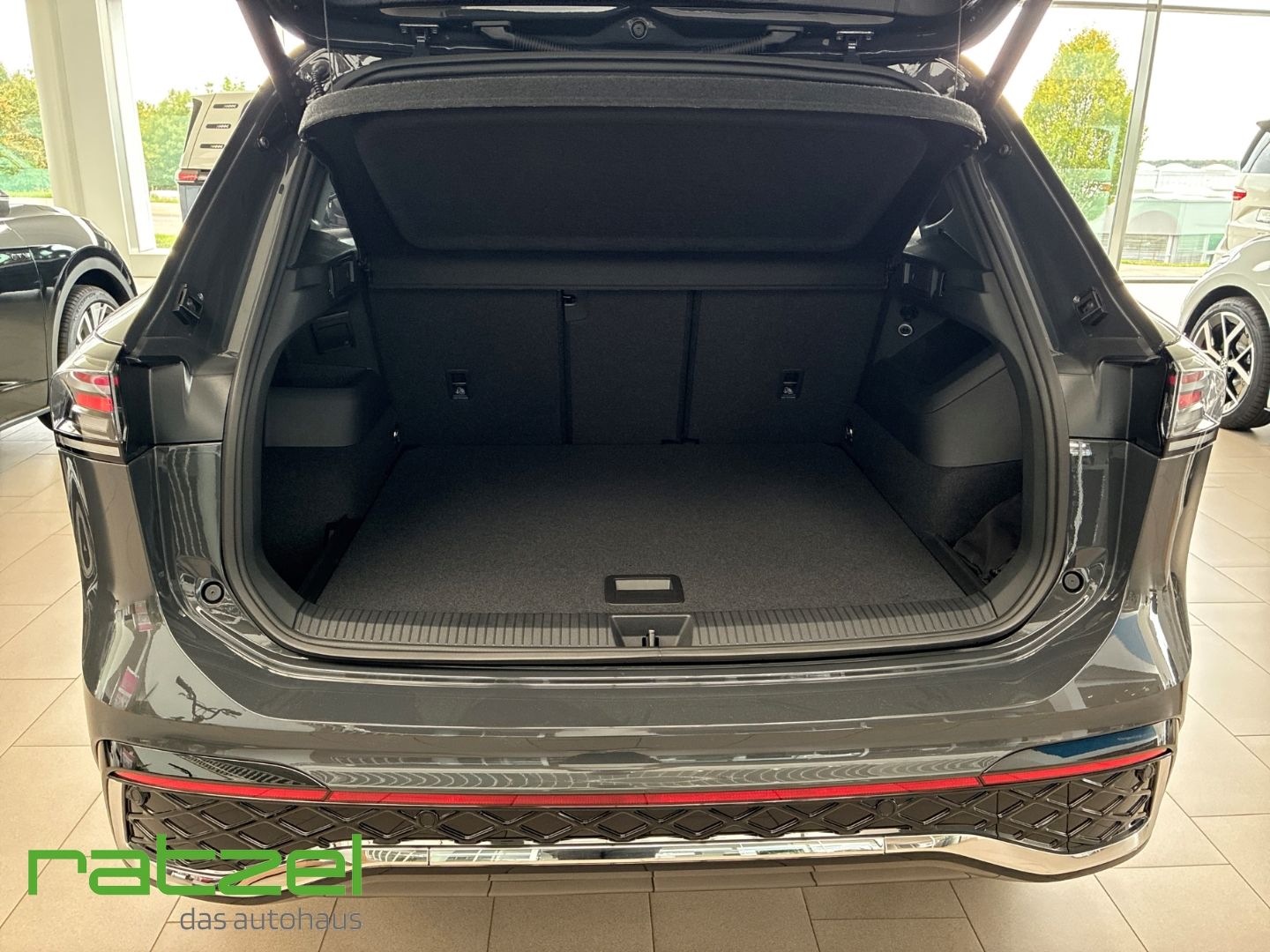 Fahrzeugabbildung Volkswagen Tiguan R-Line 110KW AHK+Elek. Heckklappe
