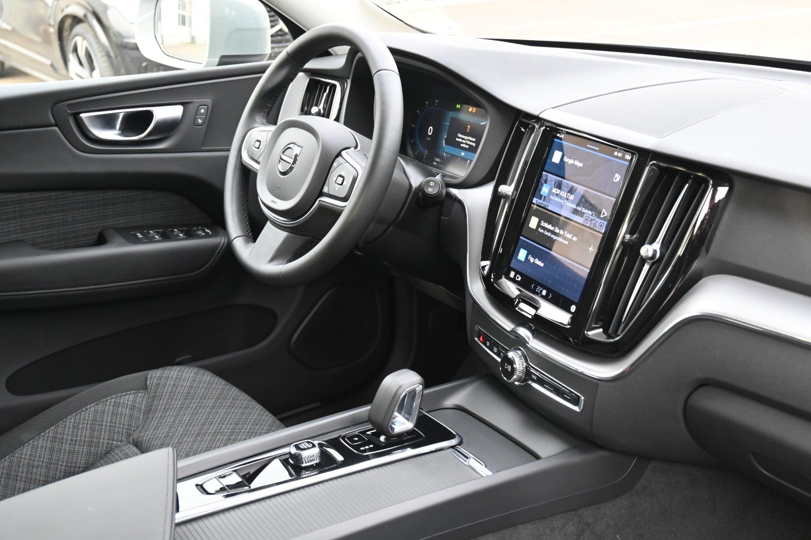 Fahrzeugabbildung Volvo XC60 B4D FWD Core*RFK*Qi*el.Heckkl*GoogleMaps