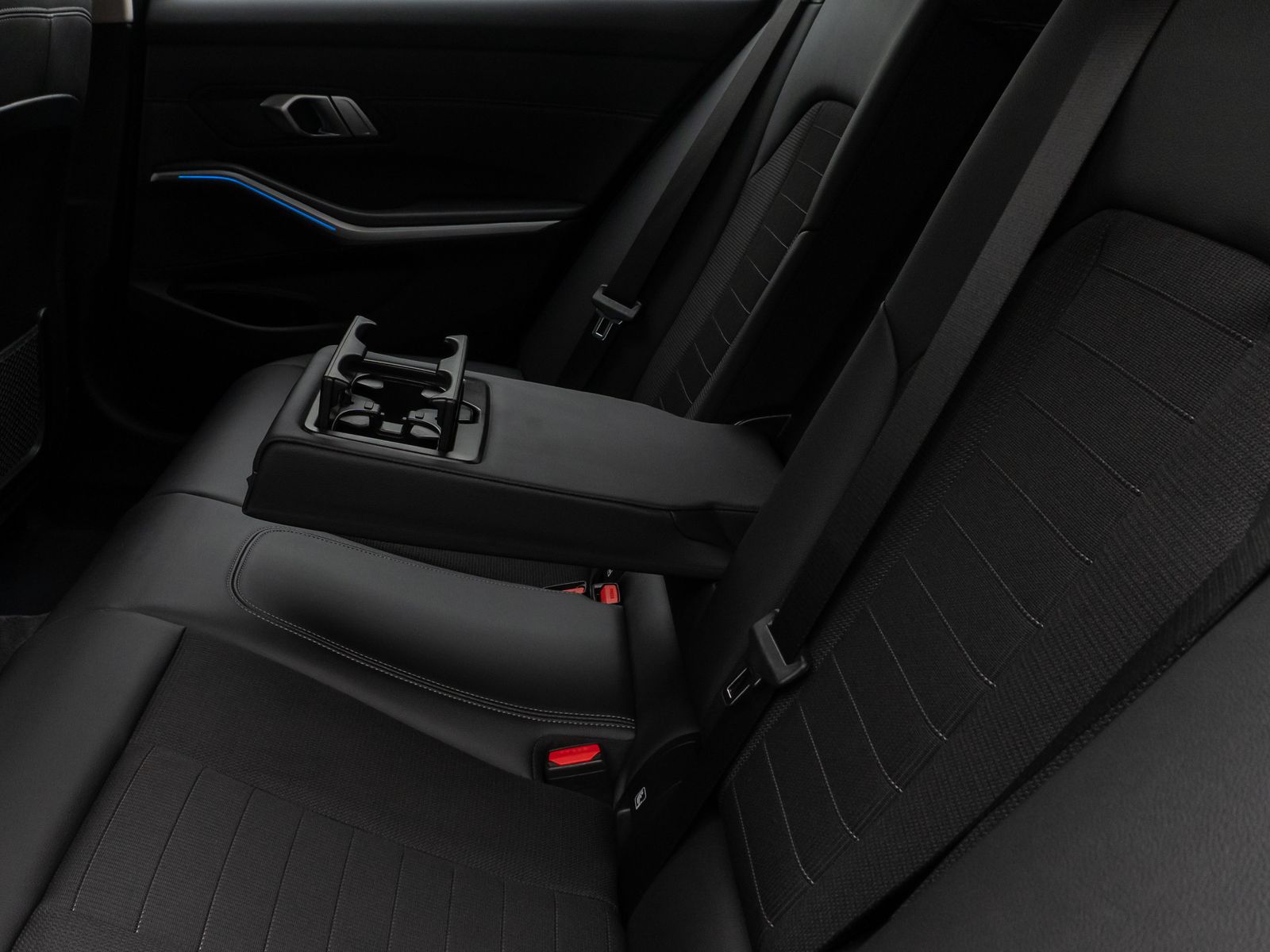 Fahrzeugabbildung BMW 318d Kamera DAB HiFi HUD Leder Komfort Sport LED