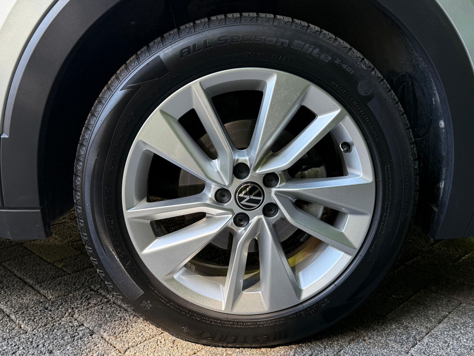 Fahrzeugabbildung Volkswagen T-Cross 1.0 TSI DSG Life LED+KAM+ACC+CARPL+SHZ+
