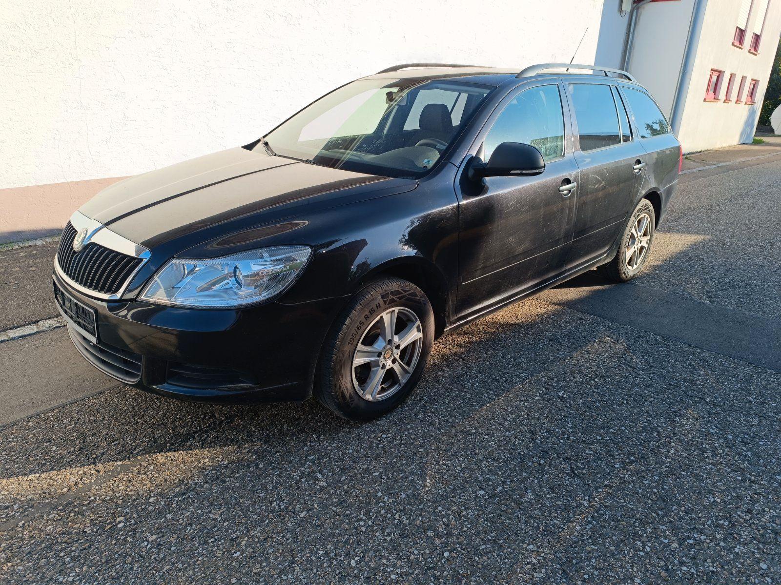 Skoda Octavia 2011 — rear view